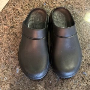 Oofos clogs